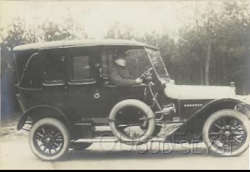 Benz 66.jpg - Firma Broederlet verkocht vanuit de 1e Dorpsstraat diverse oude auto's waaronder deze: Benz 20 pk. Eigenaar auto: Jhr. van Hogendorp (Huize Hoogerheide) Opname tussen 1910-30